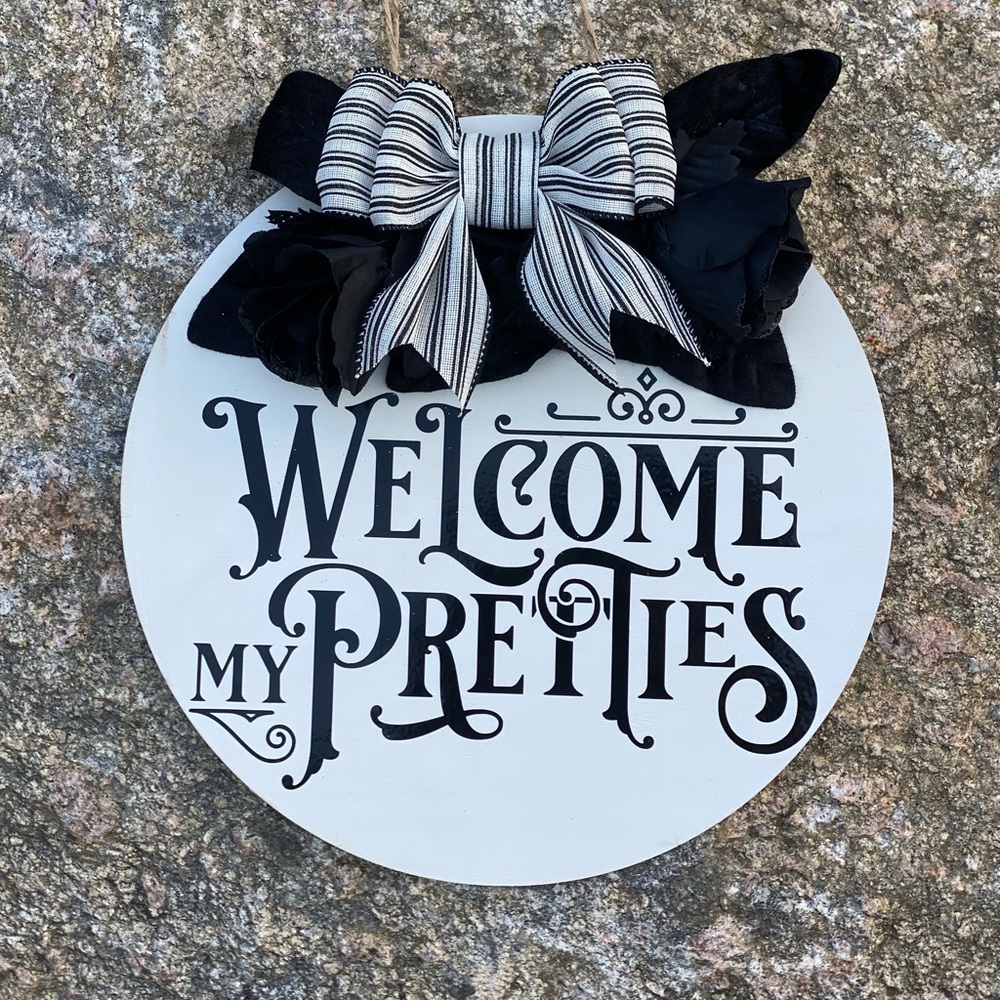Welcome My Pretties Round Door Sign